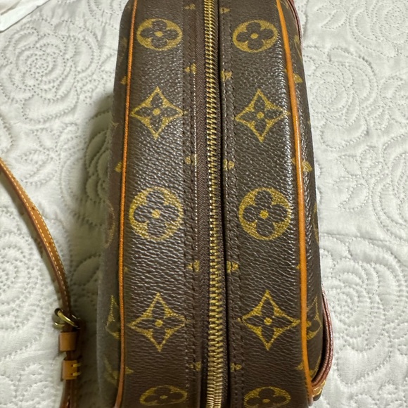 Authentic Louis Vuitton Blois Bag - Picture 4 of 15